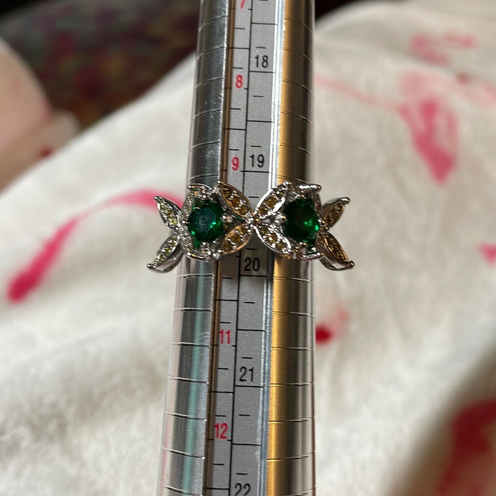 LondonBugz Silver Ring with Emerald Green Stones SZ 10